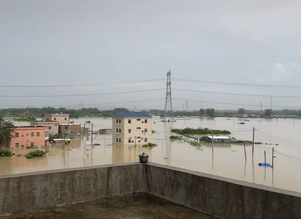 A Guangdong town flood highlights household preparedness and local rescue signals