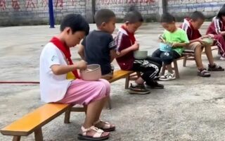 原創 4個老師守著9個小學生，不能只算經濟賬