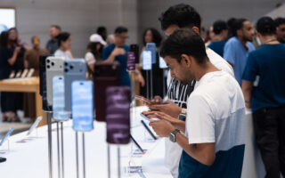 Defying higher bond yields: Consumers keep spending and the economy keeps booming