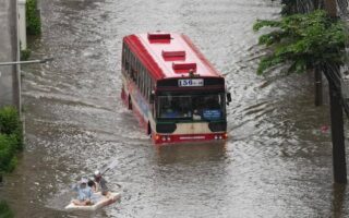 Heavy rain fell for three days in a row, causing Bangkok to become a flood-stricken area. Thai Prime Minister Anutin returned to Thailand in advance to deal with the situation.