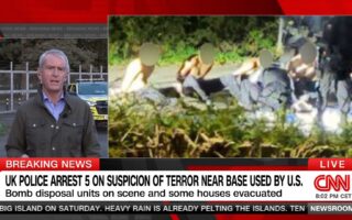 英國警方逮捕五名涉嫌在美軍使用的空軍基地附近犯下恐怖罪行的男子