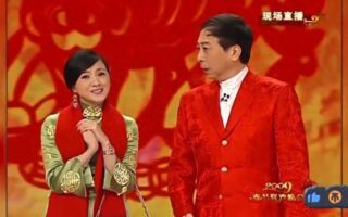 她是馮鞏御用老婆，連登五年春晚後精神失常，現在 52 歲如何了？