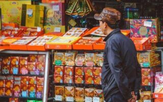 年輕人批次“斷親”，中秋節的人情生意裝不下去了