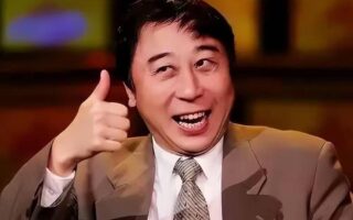 69歲馮鞏回姐姐家過中秋，坐高鐵二等座、穿去年的舊衣服，真節儉