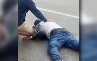 影片顯示 ICE 誤將美國公民作為目標後，伊利諾伊州一名受傷男子倒在地上
