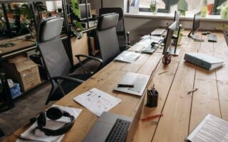 “Work garbage” is flying around, and technology giants who once strongly embraced AI have begun to “press on the brakes”