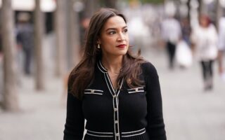 AOC在权衡可能的白宫竞标时公开了她的种族和性别