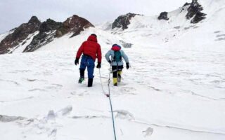 雪山關門謝客 “黑攀”陷入惡性迴圈