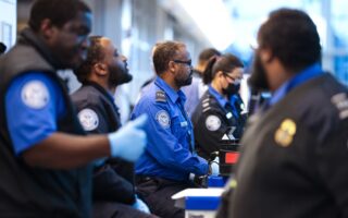 TSA 官員現在不允許坐下來檢查登機證和身分證