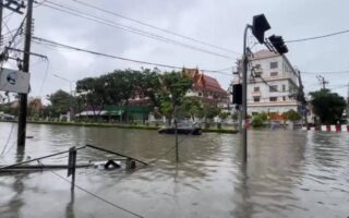 泰國多地洪災已致8人死亡，180萬人受災，曼谷市市長稱積水完全排幹或需兩至三週
