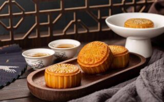 過期月餅回收價800元一噸，五仁月餅成香餑餑，飼料廠收購後加工成豬牛羊飼料，承諾不會二次流入市面銷售