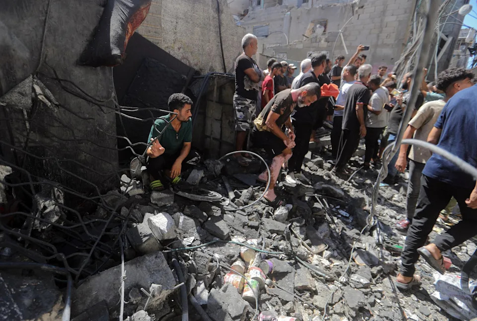 FILE PHOTO - Palestinians inspect a building destroyed in an Israeli airstrike in al-Shati camp, west of Gaza City, amid continuing Israeli attacks on the Gaza Strip. (is associated with: «German Foreign Minister Wadephul calls for swift improvements in Gaza») Bilal Osama/APA Images via ZUMA Press Wire/dpa