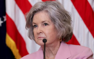 白宫办公厅主任苏茜·怀尔斯（ Susie Wiles ）现在已经没有癌症了。她加入了在乳腺癌治疗期间继续工作的女性的“行列”。