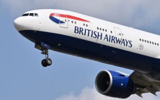 英國航空 (British Airways) 飛往芝加哥的航班 7 分鐘內從 28,000 英尺高度下降，返回倫敦