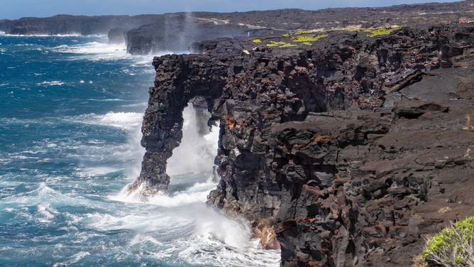 The Hōlei Sea Arch before its collapse in July 2022.