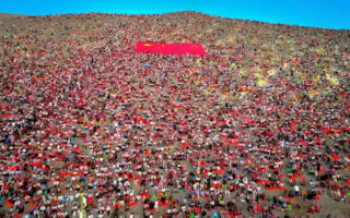 “感覺有一億人在！”敦煌鳴沙山遊客坐滿整座山宛如拼豆