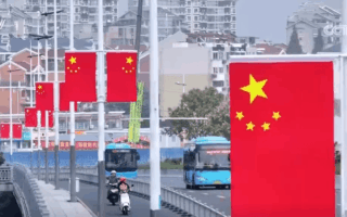 禮讚國慶一抹抹“中國紅”鋪滿街頭 處處洋溢喜慶祥和節日氛圍