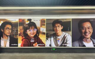 地鐵裡的 AI 偽人廣告，正在集體霸凌人類