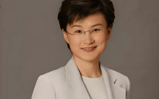 55歲央視主持人董倩近況曝光！嫁給王世林生下一子，如今婚姻很幸福