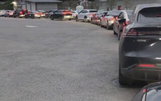 車主講述高速充電“囧途”：有人跑4個服務區排隊3小時才充上 有人排隊4.5小時充電還限量
